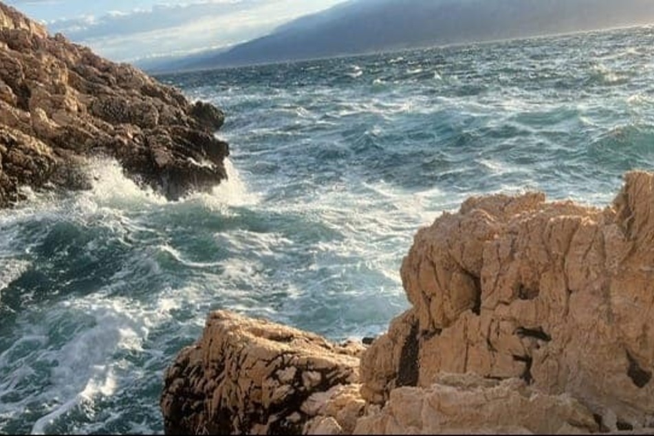 Die Felsenküsten Kroatiens können bei stürmischem Wetter extrem gefährlich werden. Hier gilt es, sich schnell an Land zu retten.
