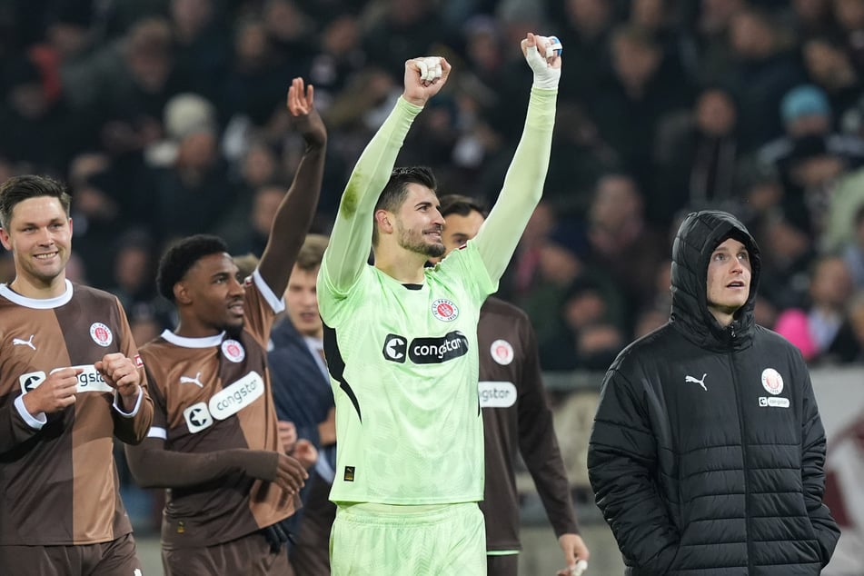 Torwart Nikola Vasilj (28) könnte den FC St. Pauli noch verlassen.