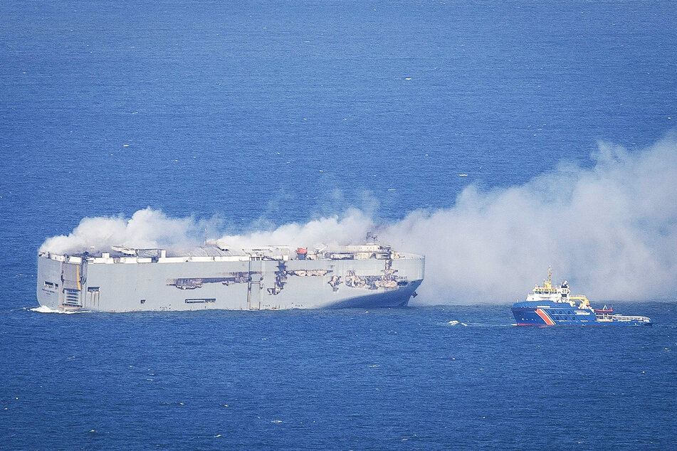 Auch am Donnerstag lodert das Feuer auf dem Autofrachter auf der Nordsee noch immer.
