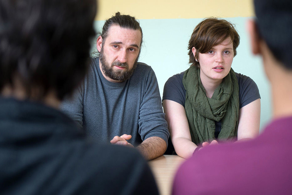 Zwei Schulsozialarbeiter sprechen mit Schülern aus Chemnitz.