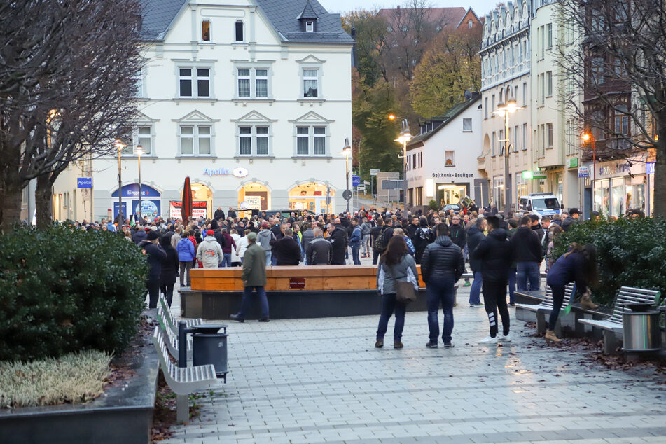 Etwa 400 bis 500 Personen versammelten sich auf dem Auer Altmarkt. Sie demonstrierten gegen die Corona-Maßnahmen der Bundesregierung.