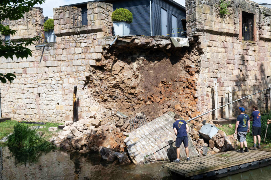 Eine Mauer der Bad Vilbeler Wasserburg stürzte zum Teil ein - vermutlich infolge von Starkregen.