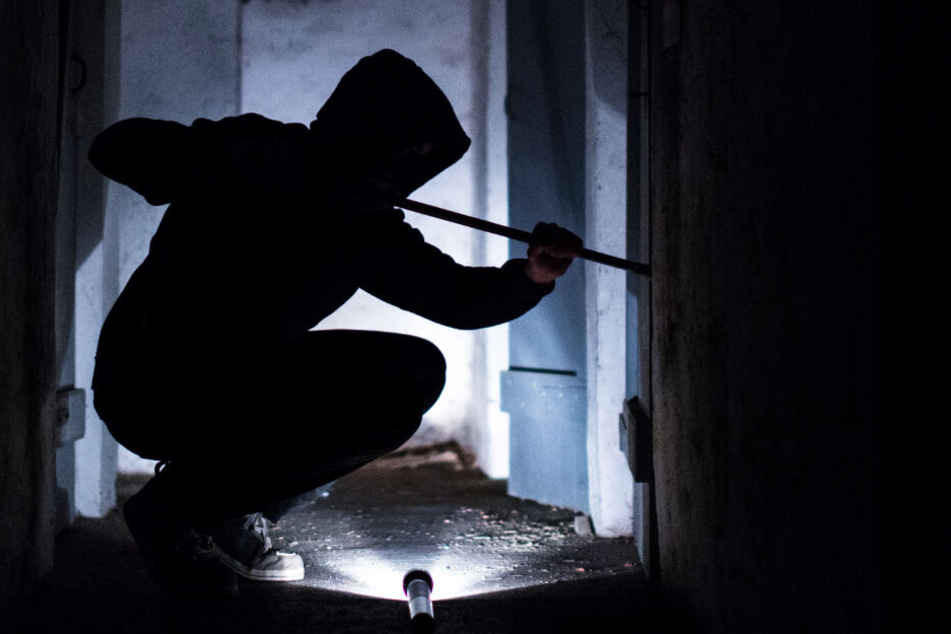 Der Täter hat die Frau offenbar in ihrem eigenen Haus bedroht und angeschossen. (Symbolbild)