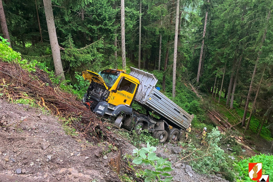 Die Fahrerin befreite sich eigenständig aus dem zerstörten Führerhaus.