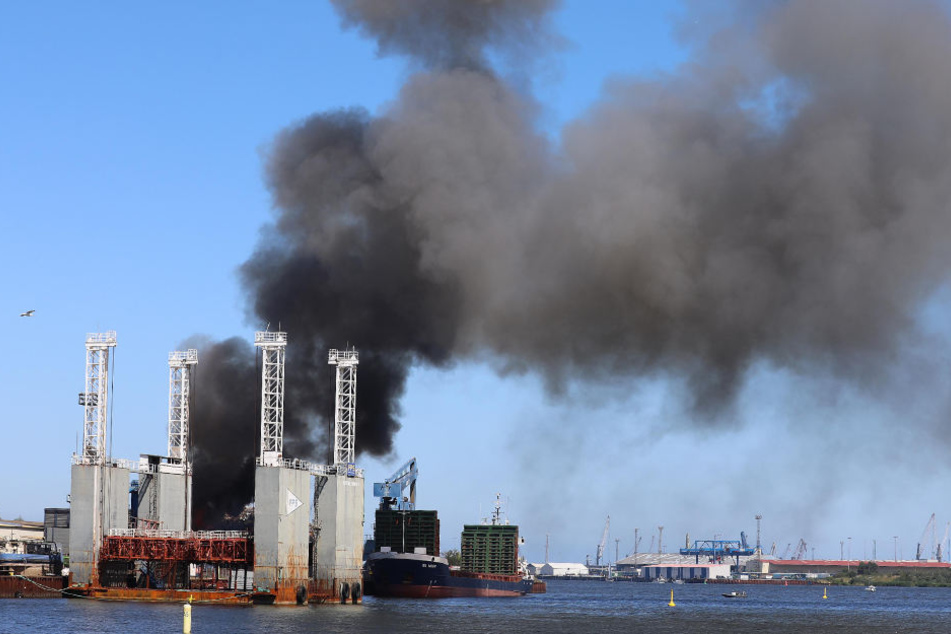 Auf dem Gelände am Fischereihafen steigen dunkle Rauchwolken auf.