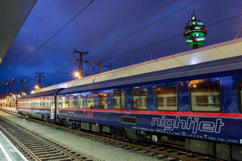 Nightjet der Österreichischen Bundesbahnen (ÖBB), der zwischen Hamburg und München fährt.