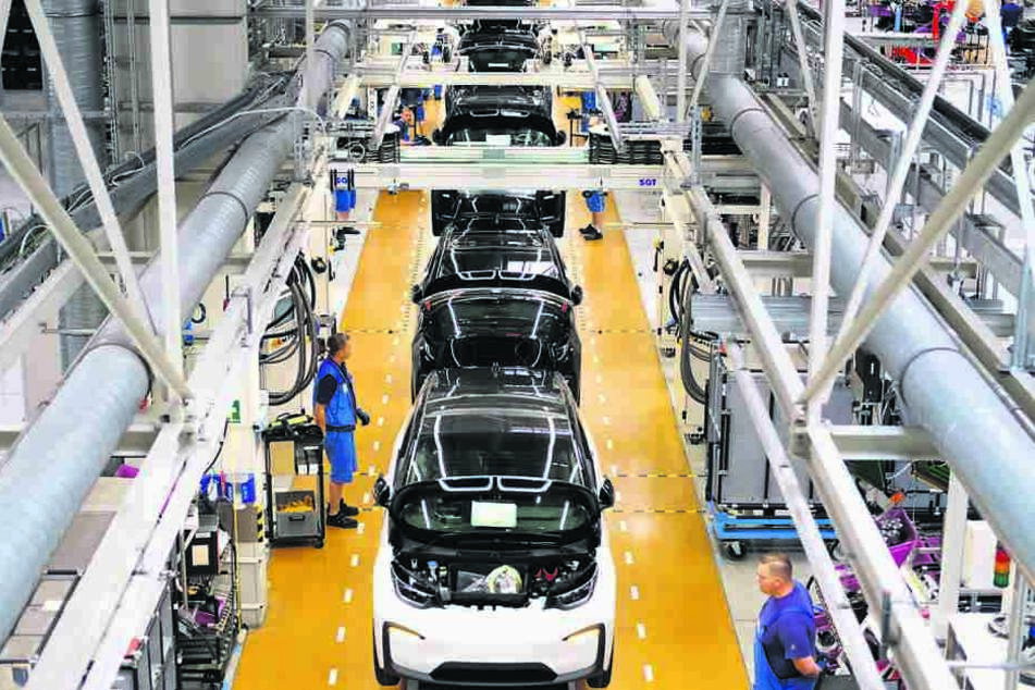 Blick auf die Fertigungslinie des Elektroautos i3 im Leipziger BMW-Werk. Doch E-Autos haben es auf dem Markt noch schwer.