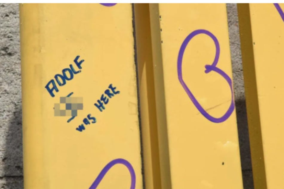 Auf der Bank waren die Worte "Adolf was here" sowie ein Hakenkreuz sichtbar.