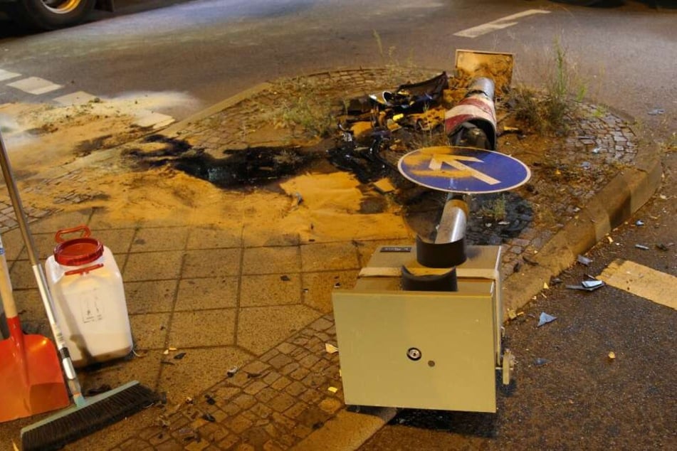 Ein 22-Jähriger war mit seinem Auto gegen einen Blitzer an der Kreuzung mit der Straße Sachsenseite gerauscht. Der Mann erlitt schwere Verletzungen.