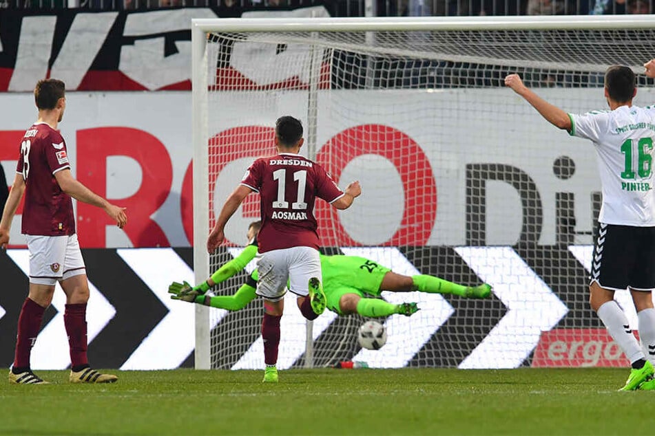 Da schlug‘s unhaltbar für Dynamo-Keeper Marvin Schwäbe ein! Aias Aosman (l.) hatte abgezogen - und ins eigene Tor getroffen.