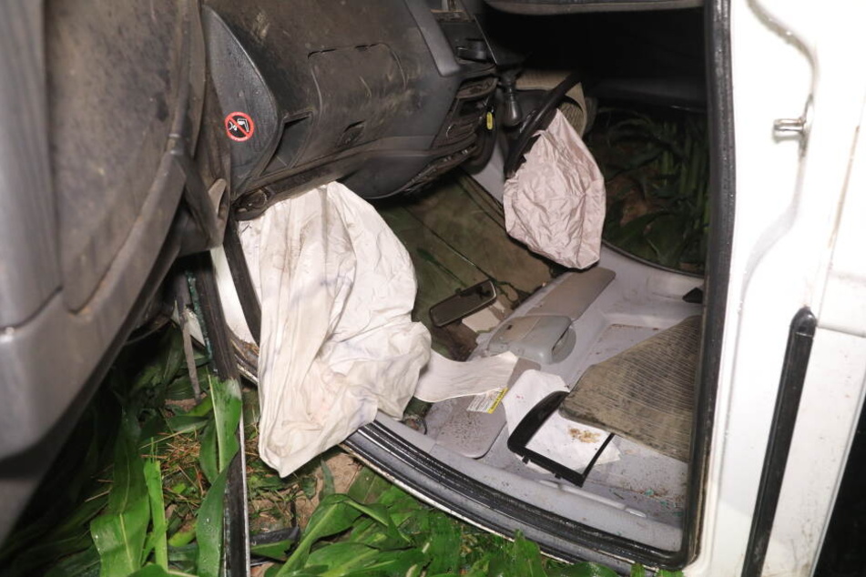 Die Airbags des Mercedes Vito sind aufgegangen, vom Fahrer fehlt jede Spur.