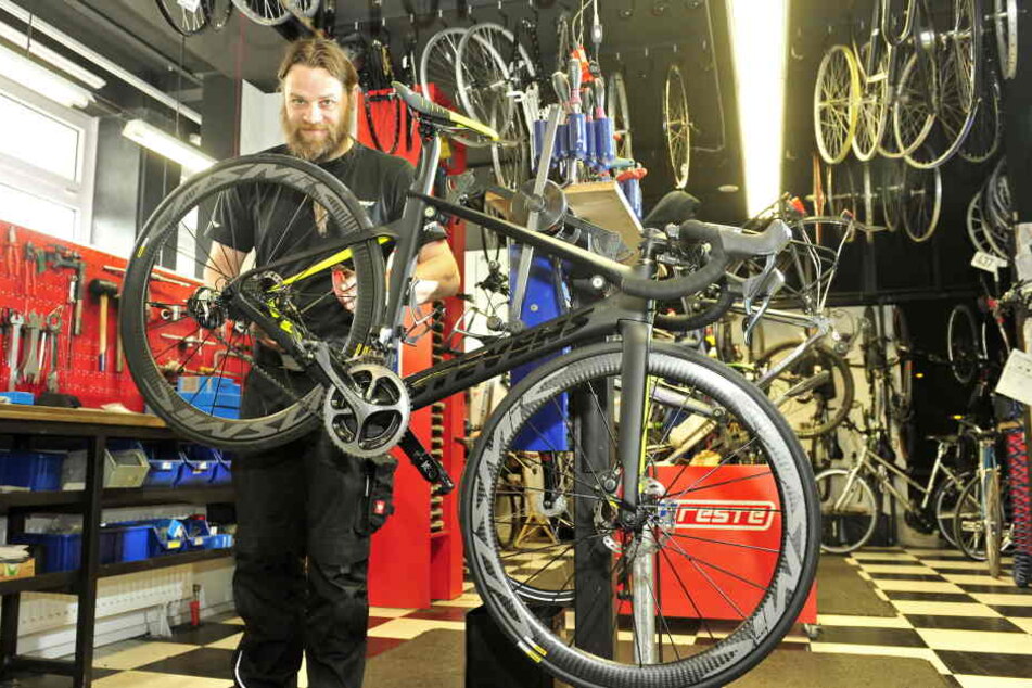 Mechaniker Norbert Franke (39) bringt in der Werkstatt von "Radschlag" alle Fahrräder in Ordnung.