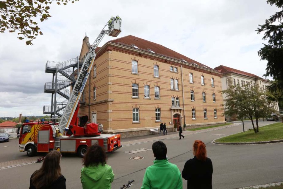 Feuerwehr-Einsatz wegen eines Mannes auf dem Dach des Verwaltungsgebäudes in Zwickau.