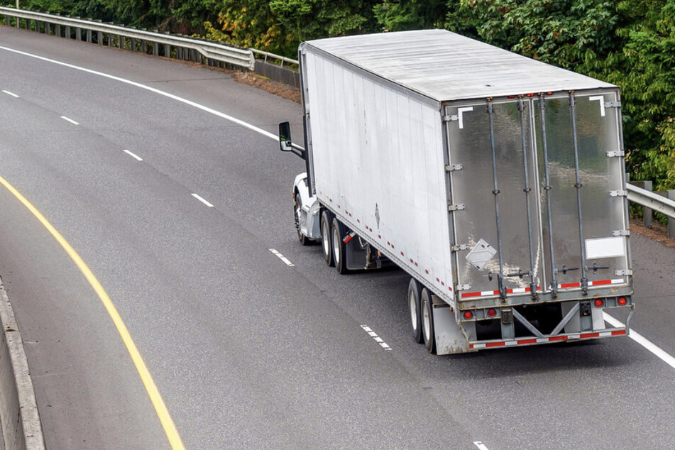 Lkw-Fahrer bringt mit seiner Fahrweise mehrere Autofahrer in große Gefahr