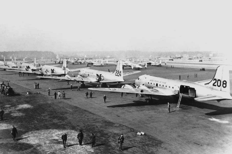 Fast ein Jahr lang versorgten Flugzeuge der drei westlichen Sektoren Westberlin mit Lebensmitteln und Ausrüstung.