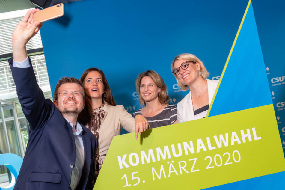 Die CSU-Oberbürgermeister-Kandidaten Marcus König (Nürnberg, l-r), Kristina Frank (München), Astrid Freudenstein (Regensburg) und Eva Weber (Augsburg) stehen für ein Selfi zusammen.