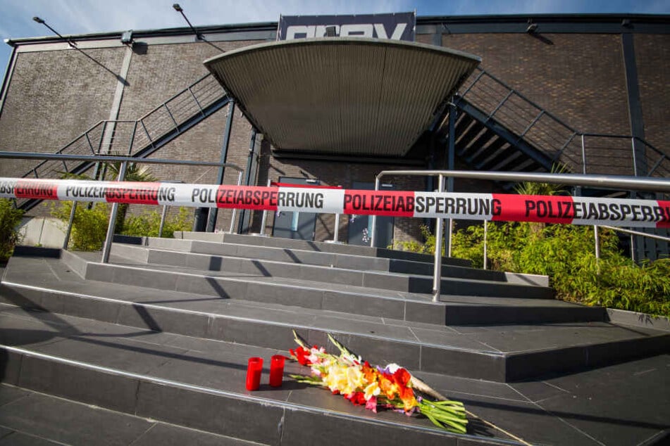 Vod dem Eingang des Clubs "Grey" in Konstanz wurden Blumen und Kerzen niedergelegt. Ein Mann tötete am 30.07.2017 einen Türsteher mit einem Sturmgewehr (Archivbild)