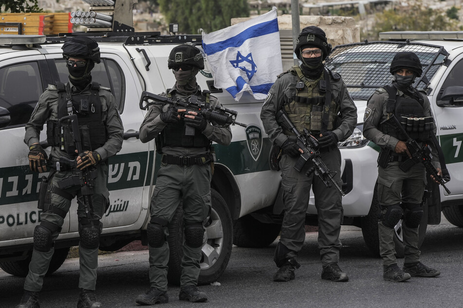 Israelische Grenzpolizisten stehen während der Freitagsgebete vor der Altstadt Jerusalems.