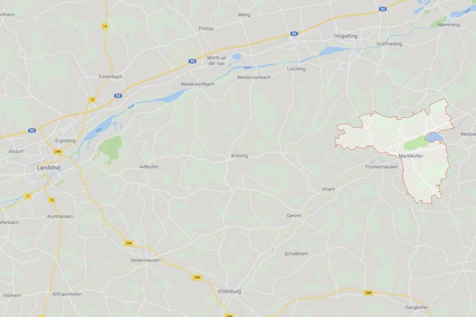 In Bayern ist ein 41 Jahre alter Mann von einem Auto erfasst und schwer verletzt worden.