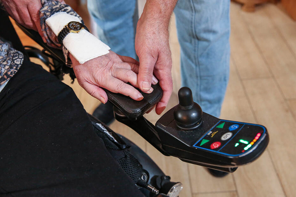 Den Joystick des Ersatz-Rollis kann die MS-kranke Dresdnerin mit ihrer Hand gar nicht erreichen.