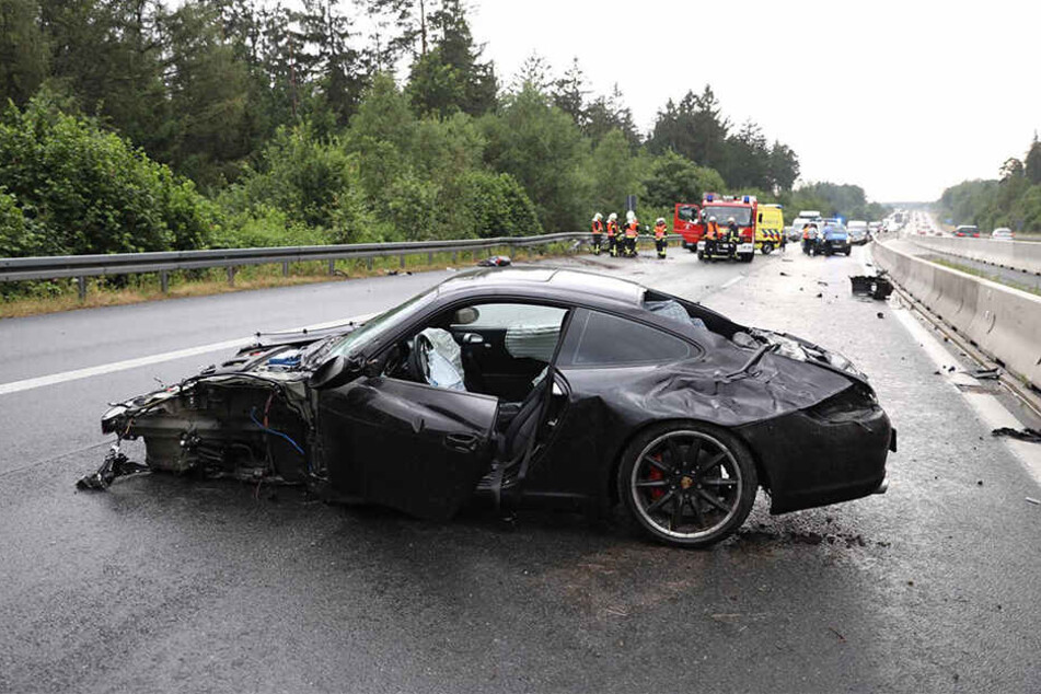 Der Porsche soll gleich mehrfach gegen die Leitplanke an der A4 geknallt sein.