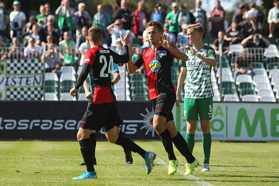 Das 2:0 für Herthas Frischlinge: Maximilian Pronichev (2.v.r.) klatscht mit Torschütze Palko Dardai, dem Sohn von Pal Dardai, ab.