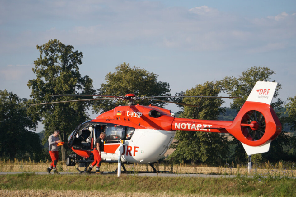 Ein Helikopter brachte den Notarzt an den Unfallort und später die Schwerverletzten in ein Krankenhaus.
