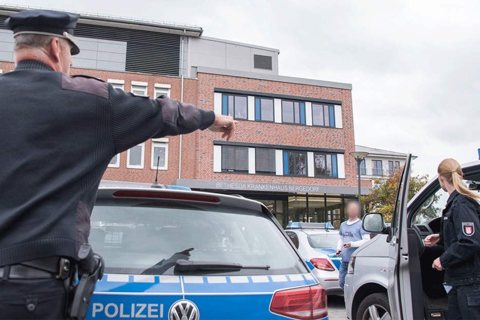 Polizeikräfte stehen am 04. Oktober vor dem Bethesda Krankenhaus in Hamburg-Bergedorf.
