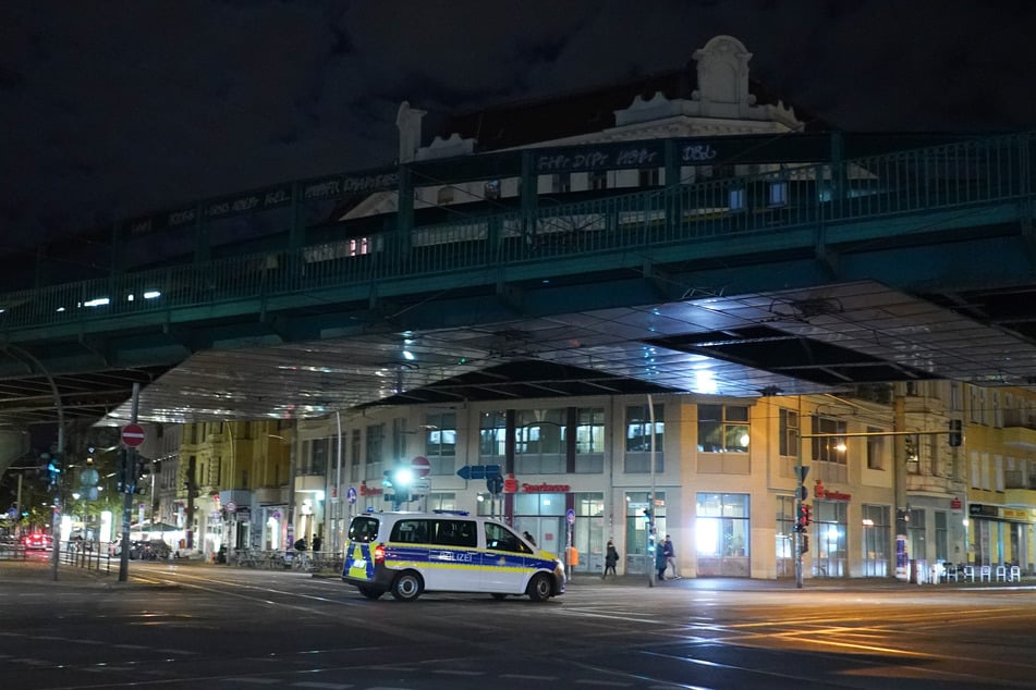 Die Polizei entdeckte die Verdächtigen an der Schönhauser Allee. (Archivbild)
