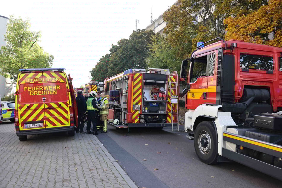 Die Feuerwehr Dresden war mit einem Großaufgebot auf der Harthaer Straße im Einsatz.