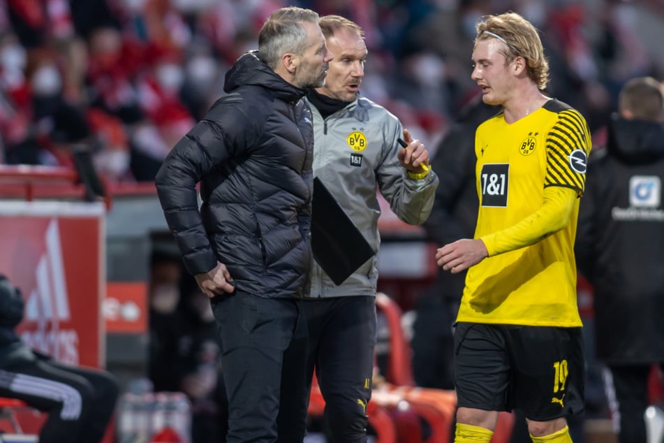 Julian Brandt (26, r.) wird bei Borussia Dortmund künftig nicht mehr von Marco Rose (45, l.) trainiert.