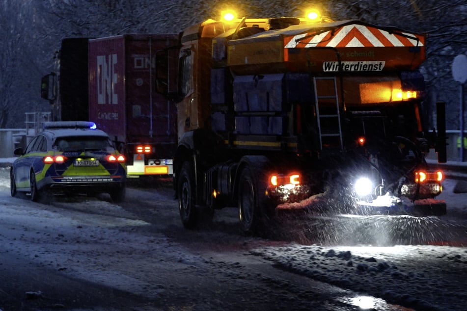 Schneechaos in Hamburg: Zahlreiche Unfälle und Flugausfälle
