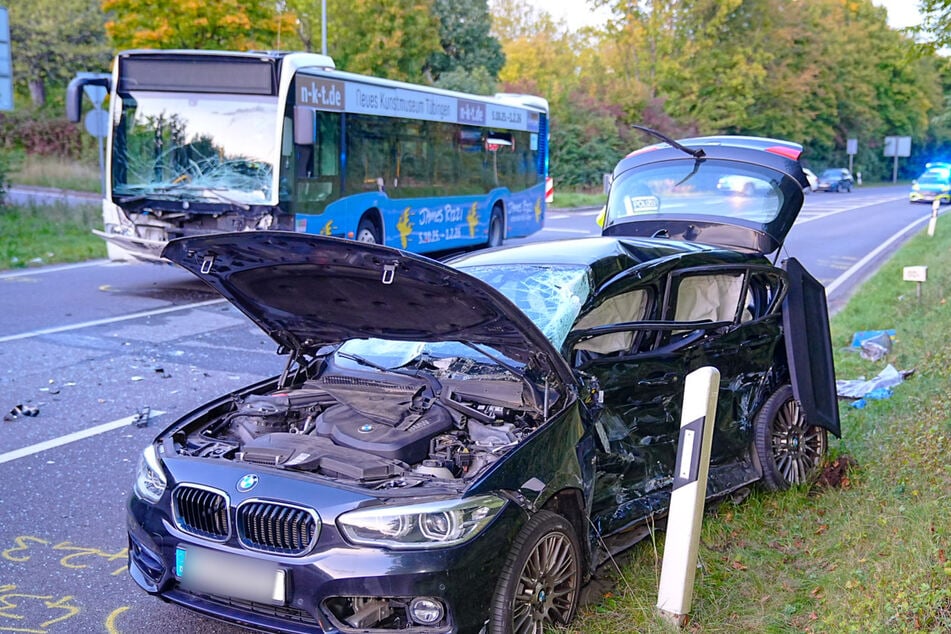 Das Auto soll dem Bus die Vorfahrt genommen haben, dabei kam es zum Zusammenstoß.