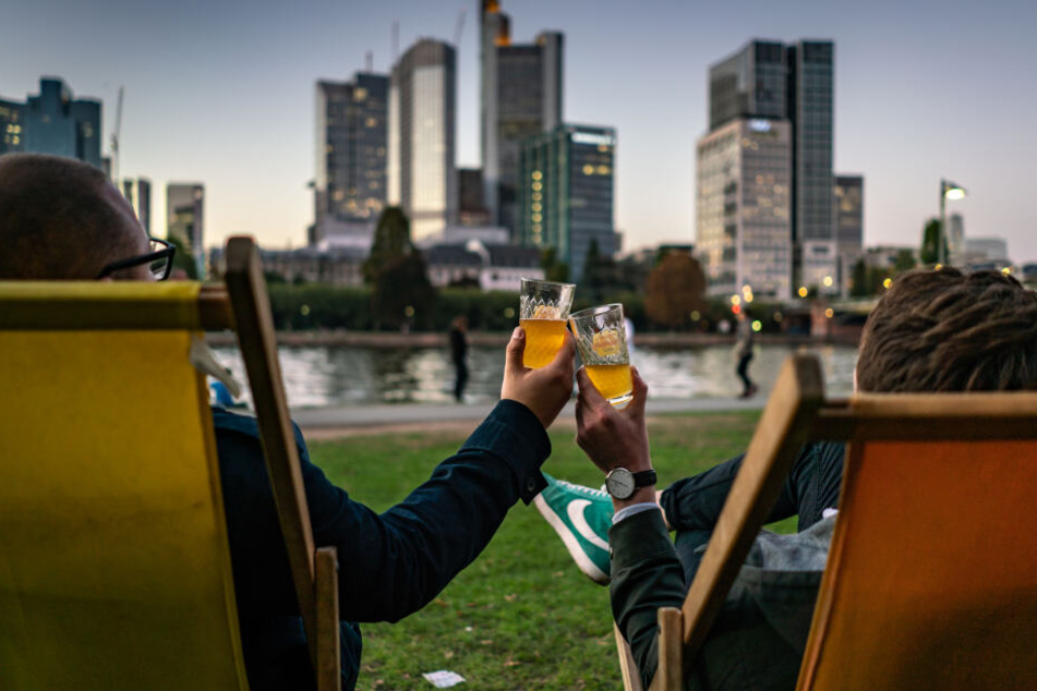 Cheers: 750.000 Einwohner genießen die Stadt Frankfurt.