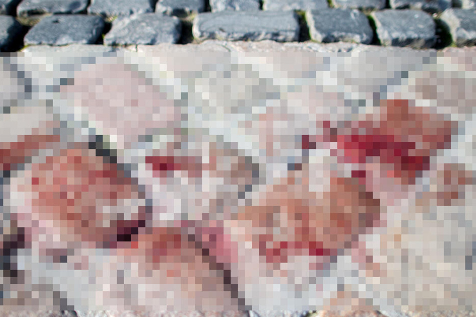 Blutspuren sind überdeutlich auf dem Pflaster am Georgsplatz zu sehen.