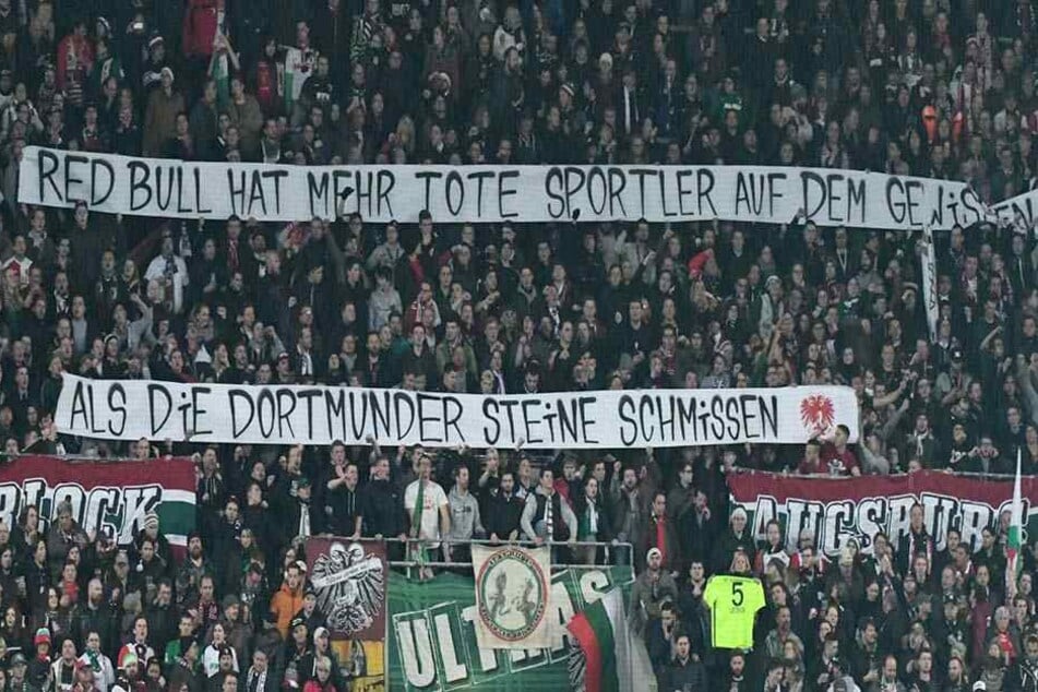 Augsburger Anhänger mit der fragwürdigen Botschaft an RB Leipzig und die Fans.
