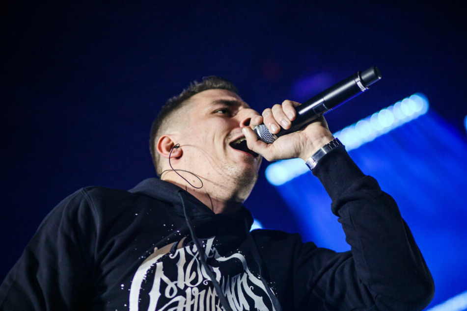 Der 187-Rapper steht bei einem Auftritt auf der Bühne.