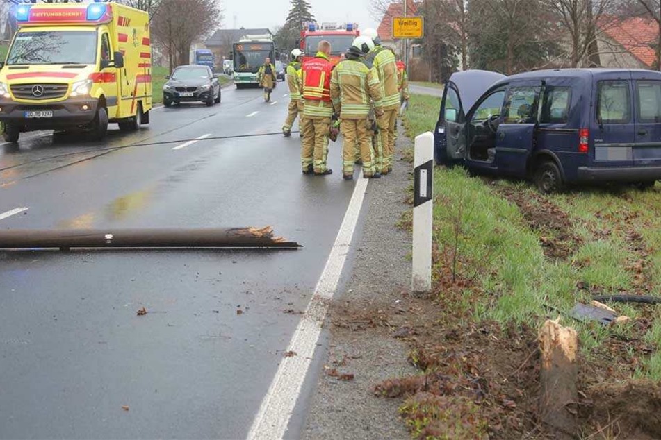 Das Auto landete im Straßengraben, der Telefonmast liegt quer über der Straße.