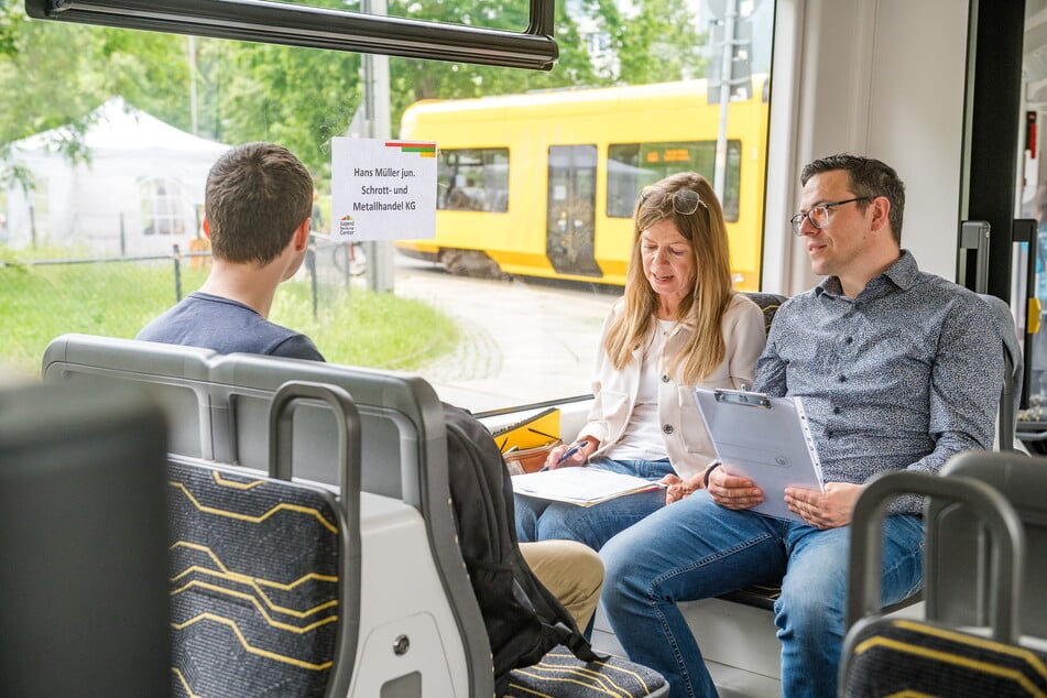 Ungewöhnlich: Ein Bewerbungsgespräch in der Tram. Ob Felix Gottlieb (23, l.) Franziska Hennies (55) und Henry Grothe (46) von der Schrott- und Metallfirma "Hans Müller jun." überzeugte?