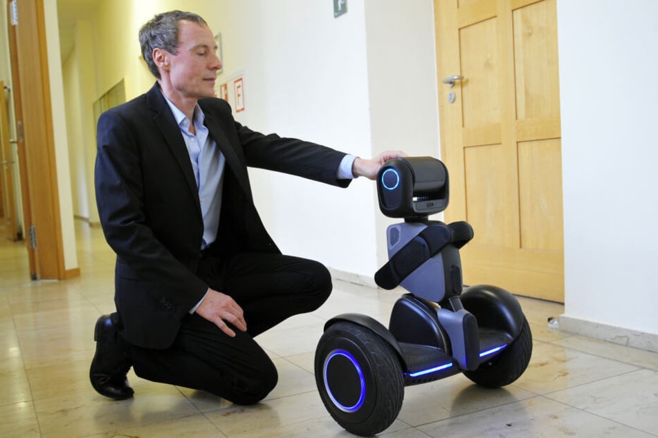 Prof. Dr. Georg Jahn (49) von der TU Chemnitz erforscht mit 29 Kollegen, wie Roboter mit Menschen interagieren können.