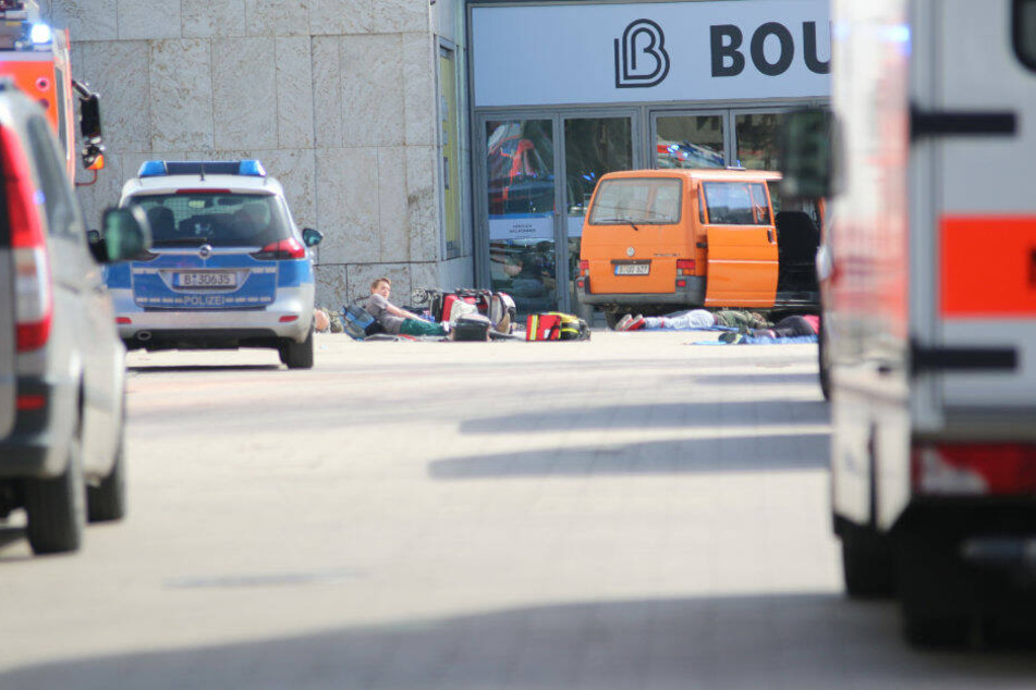 "Opfer" liegen vor dem Einkaufszentrum.