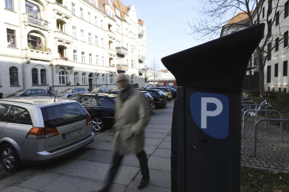 In der Inneren Neustadt wie hier an der Wilhelm-Buck-Straße gibt es seit gestern keine kostenfreien Parkplätze mehr.