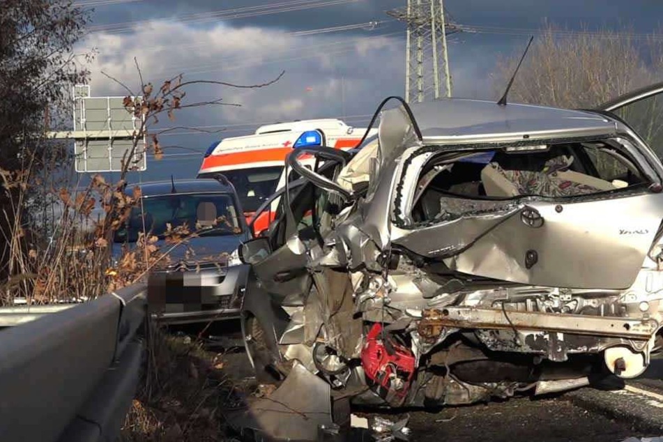 Nach einem Auffahrunfall wurde ein beteiligtes Fahrzeug gegen einen dritten Wagen geschleudert.