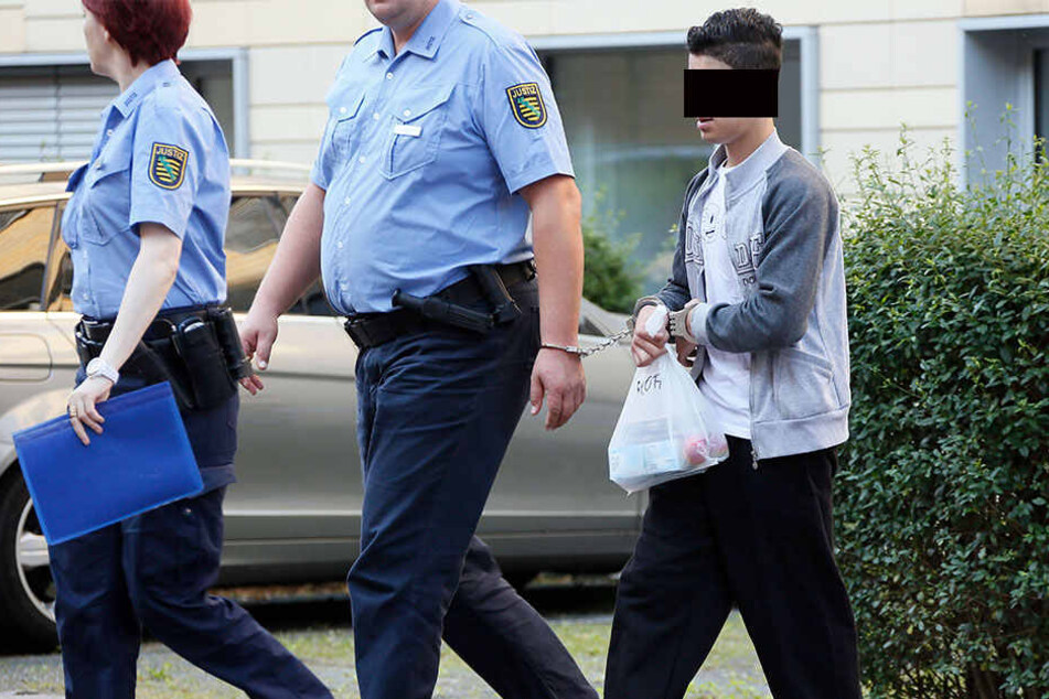 In Handschellen wurde Mohamad A. (16) gestern aus der U-haft zum Prozess gebracht.