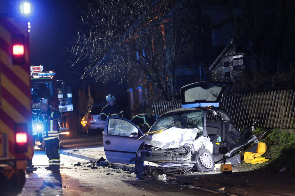 Der Kleinwagen wurde bei dem Unfall in Wuppertal stark beschädigt.