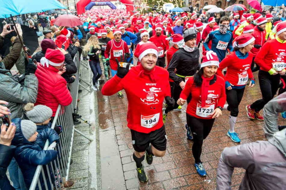 Nicht nur wie hier in Polen, sondern auch in Bilzingsleben werden die Weihnachtsmänner- und Frauen auf die Laufstrecke gehen.
