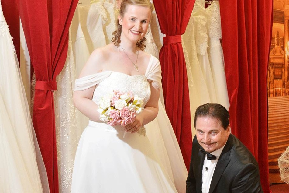 Uwe Herrmann (55) kleidet Bräute wie Anne (26) für die Hochzeit ein.