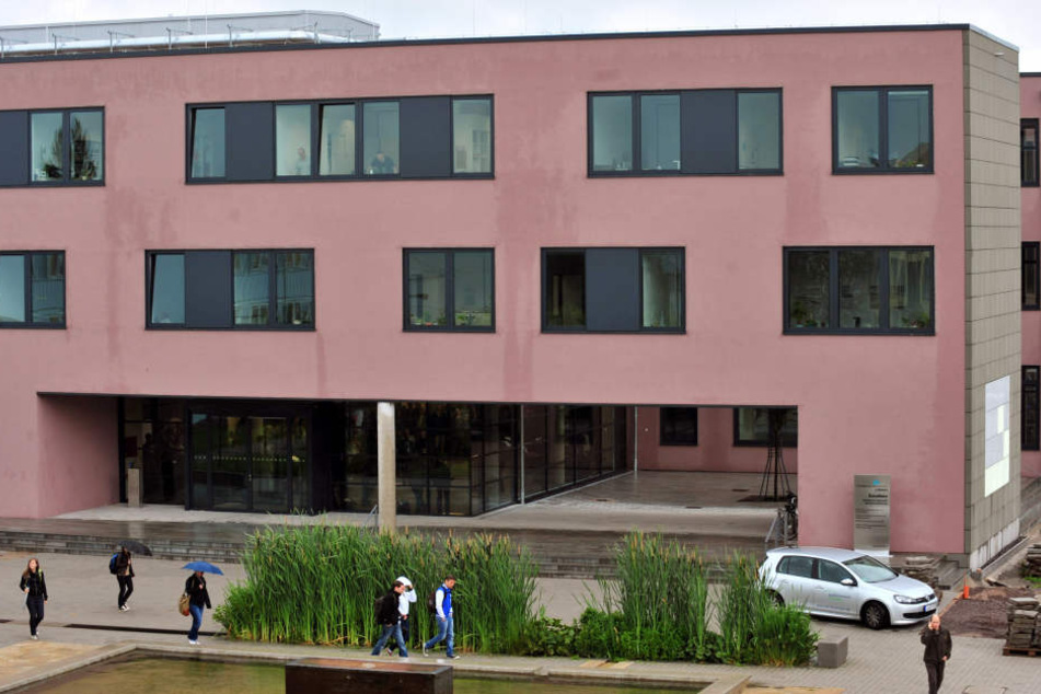 Der Brand ist in einer Werkhalle der Uni in Ilmenau ausgebrochen. (Archivbild)