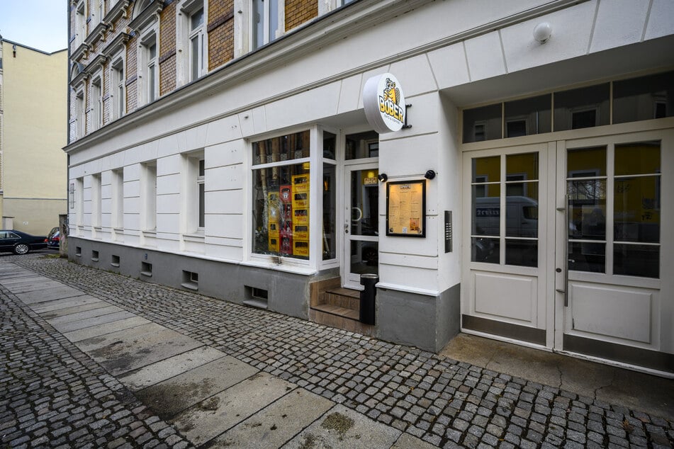Das Café "Bober" auf dem Chemnitzer Kaßberg wurde im Februar 2026 attackiert. Ein Brandsatz flog gegen das Schaufenster. Nun konnte die Polizei einen Verdächtigen (40) festnehmen.
