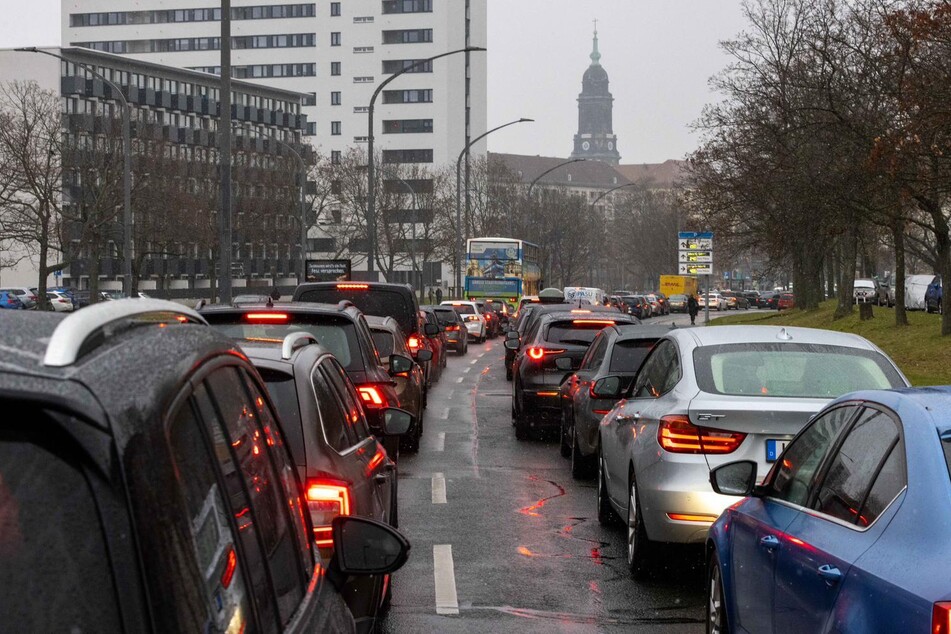 In der Innenstadt kommt es zu großem Verkehrsaufkommen, viele waren bereits auf dem Weg zum Weihnachtsshoppping.